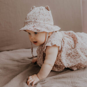 Wooly organic muslino vasarinė kepurė su ausytėmis BABY BEIGE FLOWERS