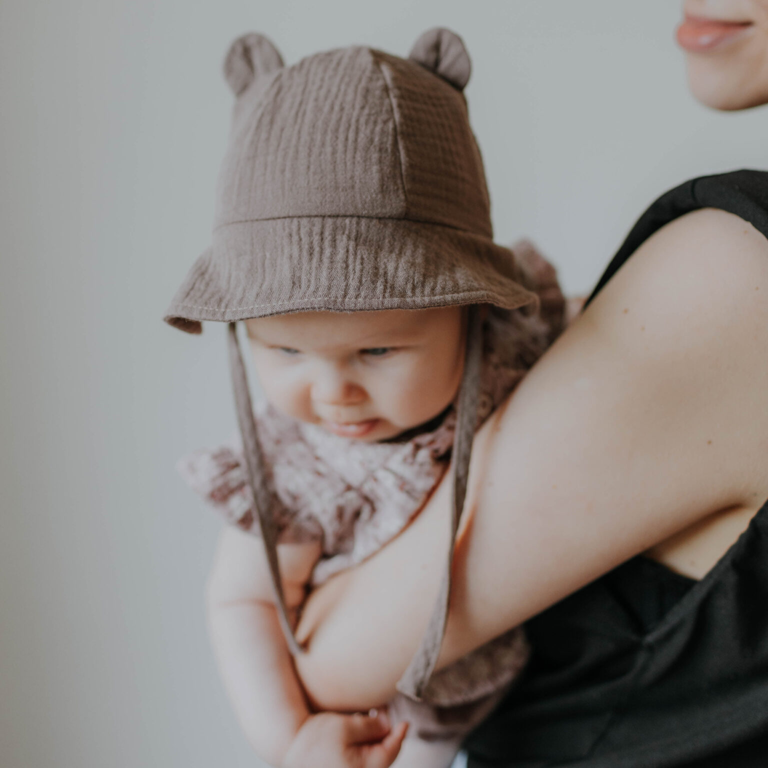 Wooly Organic Muslino Vasarinė Kepurė su Ausytėmis BABY BROWN - Image 3