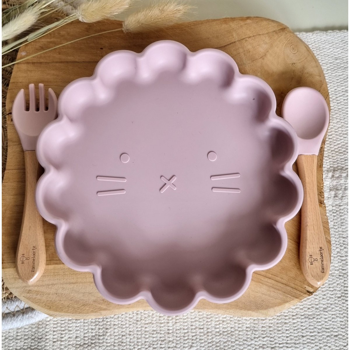 Silikoninė lėkštė + šakutė ir šaukštas Lion Soft Pink - Image 2