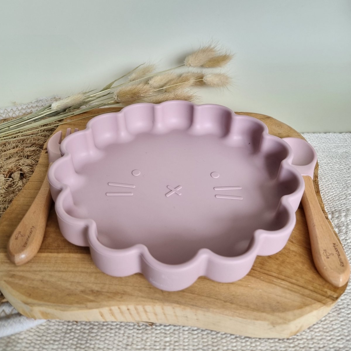 Silikoninė lėkštė + šakutė ir šaukštas Lion Soft Pink - Image 3